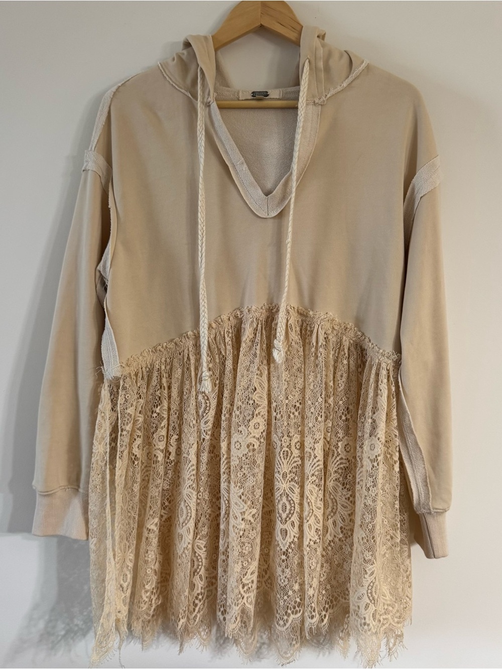 Gimmicks by BKE Lace Hem Hoodie Sweatshirt Size Medium Beige Boho Peplum Tunic